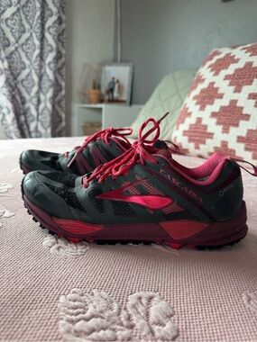 Brooks Cascadia Gore-Tex Trail Running Shoes in Black & Deep Pink